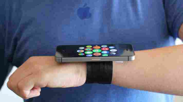 Primul Apple Watch a pornit de la un iPhone cu o curea cu arici