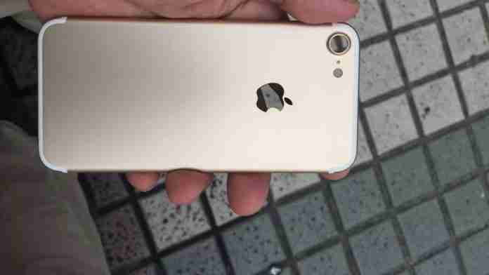 iPhone 7 apare într-o nouă poză