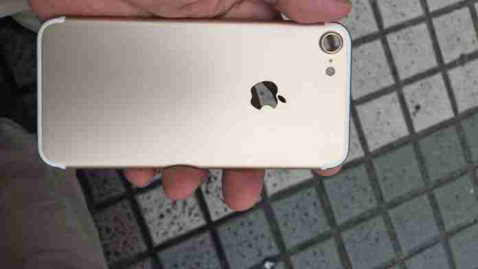 iPhone 7 ar putea “scăpa” de butonul fizic Home
