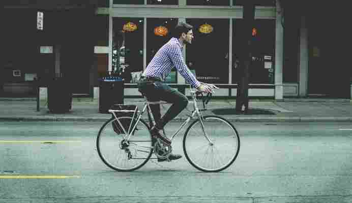 Angajații Telekom au ales să meargă spre birou cu bicicleta